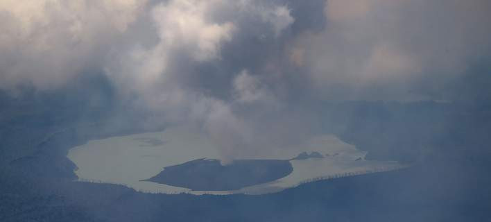 Εκκενώθηκε ολόκληρο νησί στο νότιο Ειρηνικό για το φόβο έκρηξης ηφαιστείου (βίντεο)